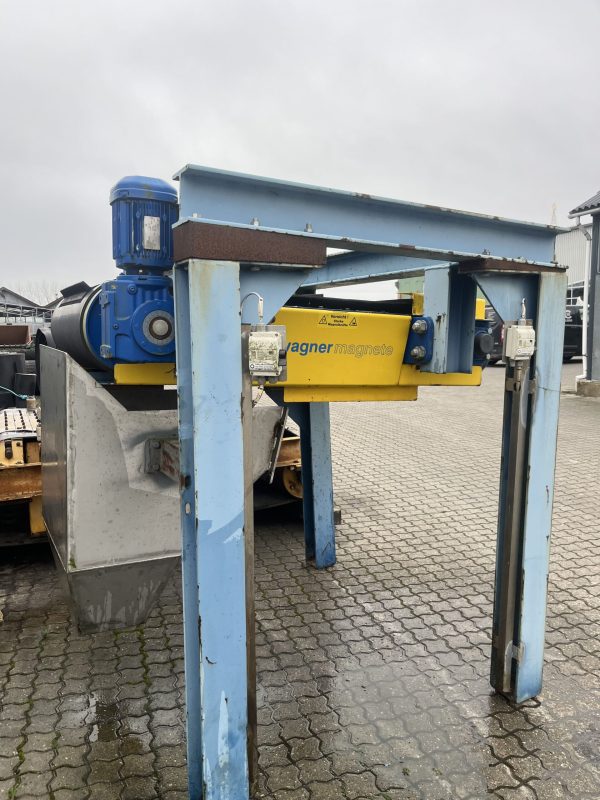 Overbelt magnetic separator