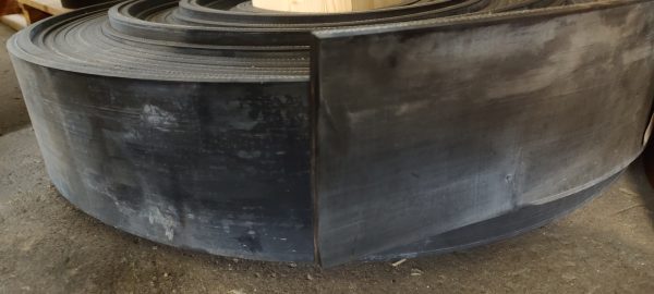 Reinforced rubber strip
